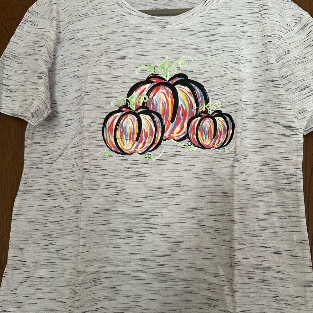 Lovely pumpkin tee in gray for the fall season in size XL